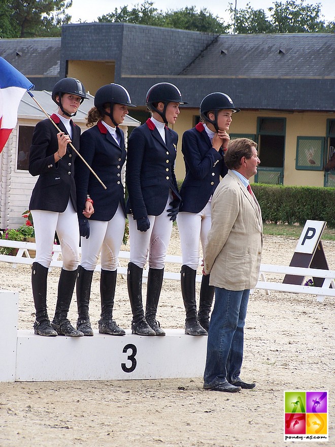 L'équipe de France est en bronze ! De gauche à droite : Morgane de Chastenet, Julia Dallamano, Daphné Ratzel et Rosalie Donze - ph. Poney As