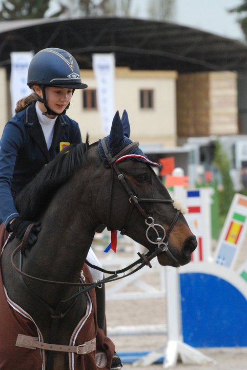 L'Anglaise Amy Inglis et le poney français Nils d'Hurl'Vent couronnés à Barbizon - Ph. Ludovic Escure L'Anglaise Amy Inglis et le poney français Nils d'Hurl'Vent couronnés à Barbizon - Ph. Ludovic Escure