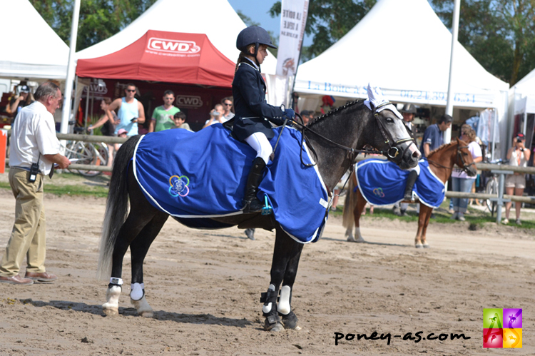 Sade Carwyn du Serein (Pfs, par Machno Carwyn, Wd et Sweet Loue de Polmaroux) / Maeva Defonte, champion des 5 ans C - ph. Pauline Bernuchon Sade Carwyn du Serein (Pfs, par Machno Carwyn, Wd et Sweet Loue de Polmaroux) / Maeva Defonte, champion des 5 ans C - ph. Pauline Bernuchon