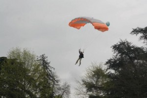 Arrivée de la coupe des As en parachute - Photo Écurie de la Renaudine