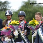 Victoria Tachet (Rexter d'Or), Nina Mallevaey (Rominet de Bruz), Ninon Castex (Quabar des Monceaux) et Thomas Scalabre (Sligo de Mormal) avec Olivier Bost, en or - ph. Pauline Bernuchon