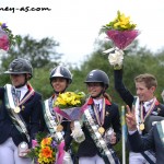 Victoria Tachet (Rexter d'Or), Nina Mallevaey (Rominet de Bruz), Ninon Castex (Quabar des Monceaux) et Thomas Scalabre (Sligo de Mormal) avec Olivier Bost, en or - ph. Pauline Bernuchon