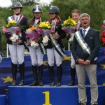 Victoria Tachet (Rexter d'Or), Nina Mallevaey (Rominet de Bruz), Ninon Castex (Quabar des Monceaux) et Thomas Scalabre (Sligo de Mormal) avec Olivier Bost, en or - ph. Pauline Bernuchon