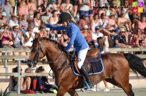 Incroyable Quabar qui réalise un historique doublé avec deux cavalières différentes ! A ses rênes, la très prometteuse Charlotte Lebas s'est montrée très convaincante ! - ph. Camille Kirmann