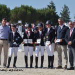 Thomas Scalabre, Ninon Castex, Nina Mallevaey et Victoria Tachet, entourés d'Olivier Bost, du président de la FFE Serge Lecomte et du président de la FEI,Ingmar de Vos - ph Pauline Bernuchon