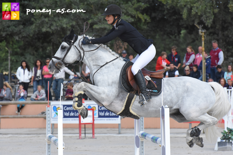 Sous la selle de l'étalon Pumkins Pondi, Camille Conde Ferreira est notamment médaillée de bronze du championnat de France As Excellence et deux fois gagnante du Grand Prix du CSIOP de Fontainebleau - ph. Poney As