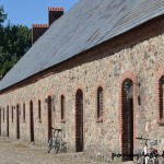 La cour du centre équestre de Vilhelmsborg, avec de chaque côté, les écuries - ph. Pauline Bernuchon