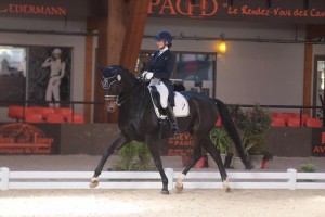 Dans le manège du Mans, Clarissa Stickland s'est imposée dans le championnat Juniors - ph. Horse Video