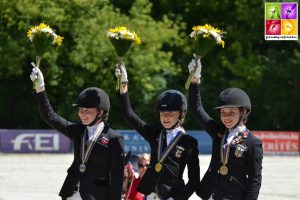 Podium de la reprise individuelle de Dressage. Or : Lucie-Anouk Baumgürtel (Ger) Argent : Louise Christensen (Den) Bronze : Jana Lang (Ger) - ph. Pauline Bernuchon