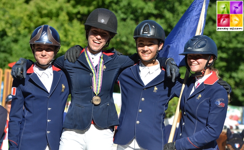 Liloï, médaillée d'or par équipes aux côtés de Lisa, Gaétan et Alban - ph. Pauline Bernuchon