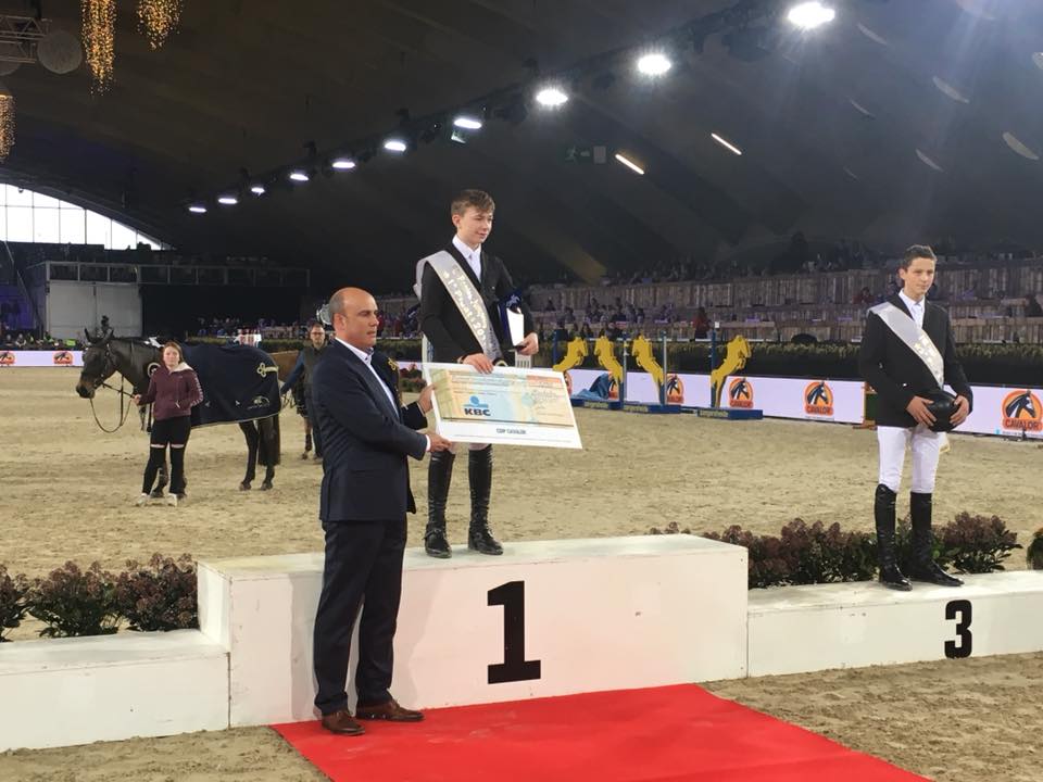 Seamus Hugues-Kennedy récompensé pour sa victoire dans le FEI World Pony Jumping Trophy 2017 - ph. coll. famille Kennedy