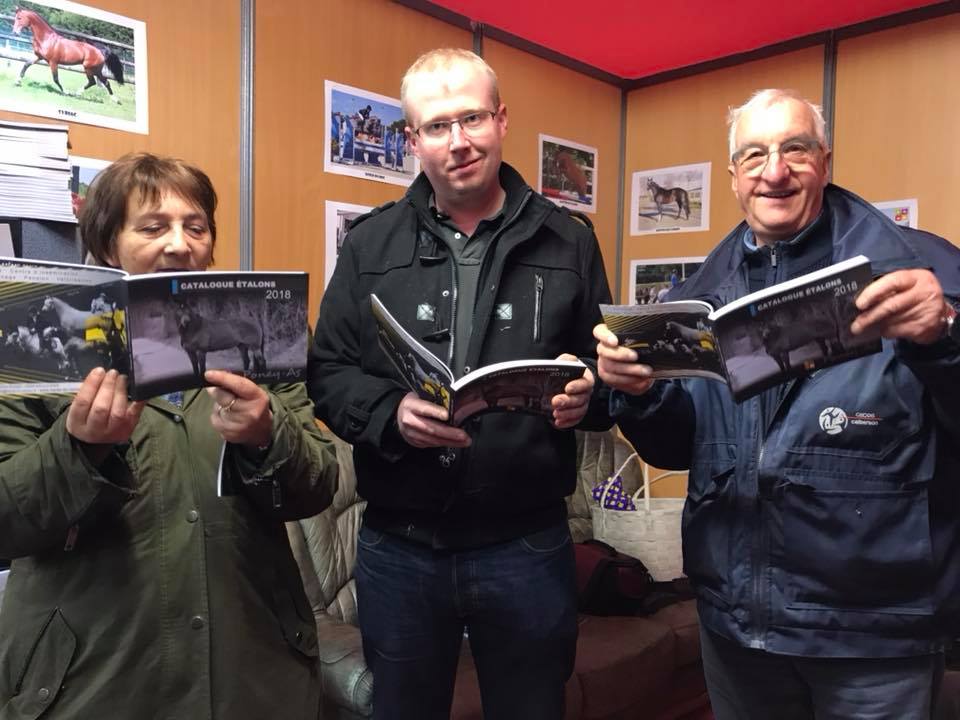 Sur le stand de l'ONP, les éleveurs Normands découvrent la nouvelle édition du Catalogue des étalons Poney As - ph. Poney As