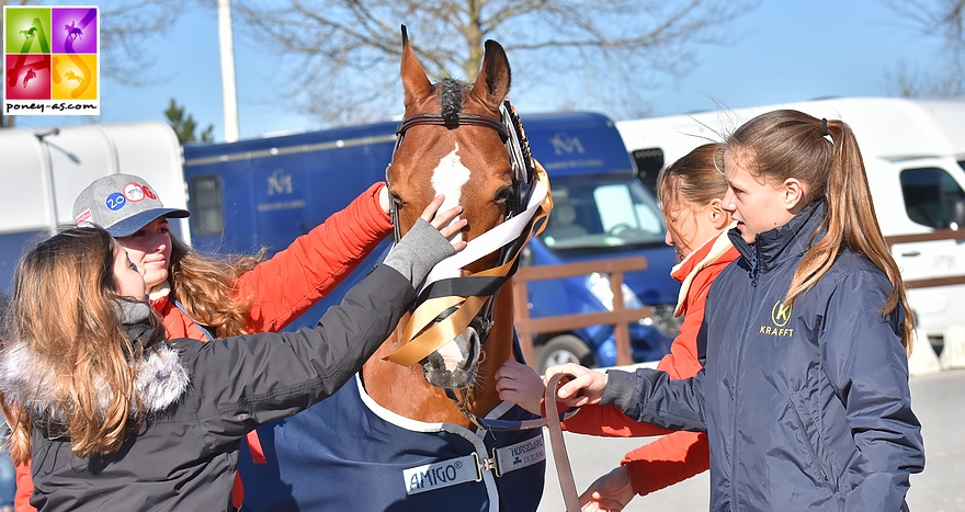 Quabar des Monceaux et ses petites fans - ph. Pauline Bernuchon