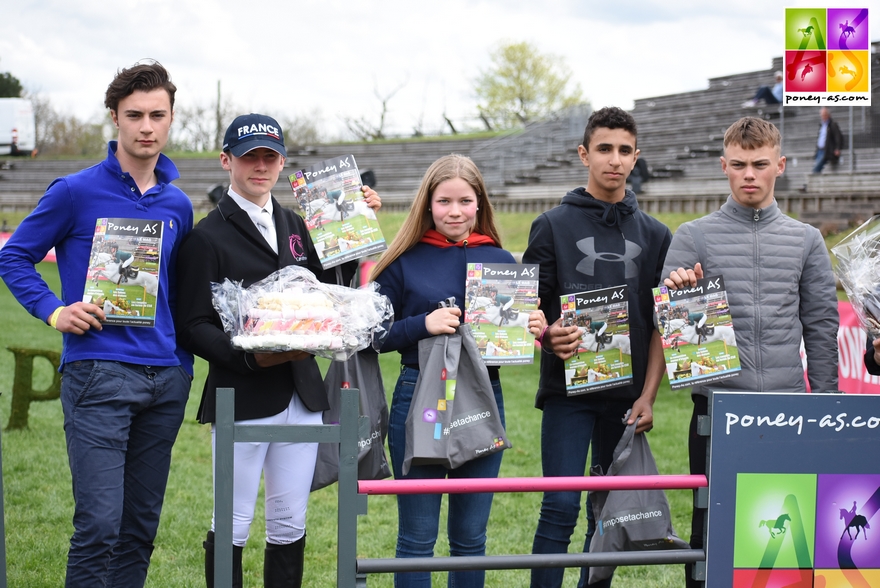 L'équipe de France alignée dans l'épreuve du combattant - ph. Poney As