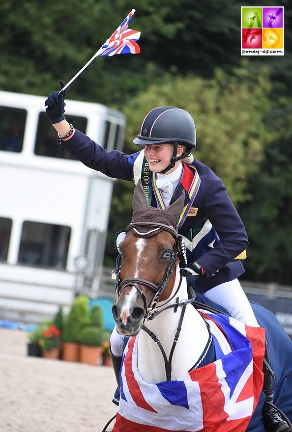 Saffron Osborne (Gbr), déjà sur le podium l'an passé, s'octroie 2 médailles d'or ! - ph. Poney As