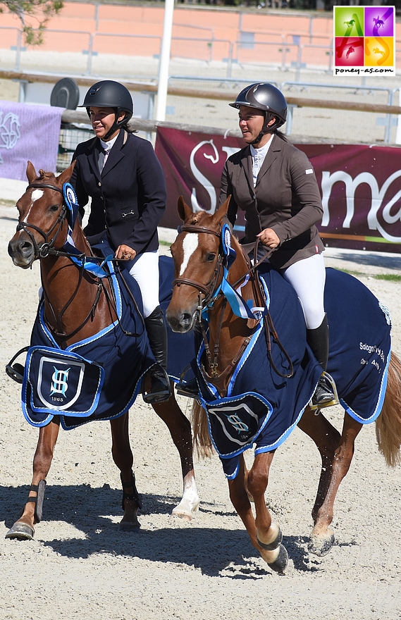 Edelweiss Williams sous la selle de Sophie Mavrocordato et Elastic d'Audes monté par Elodie Millavaud, champion ex aequo des 4 ans C - ph. Poney As