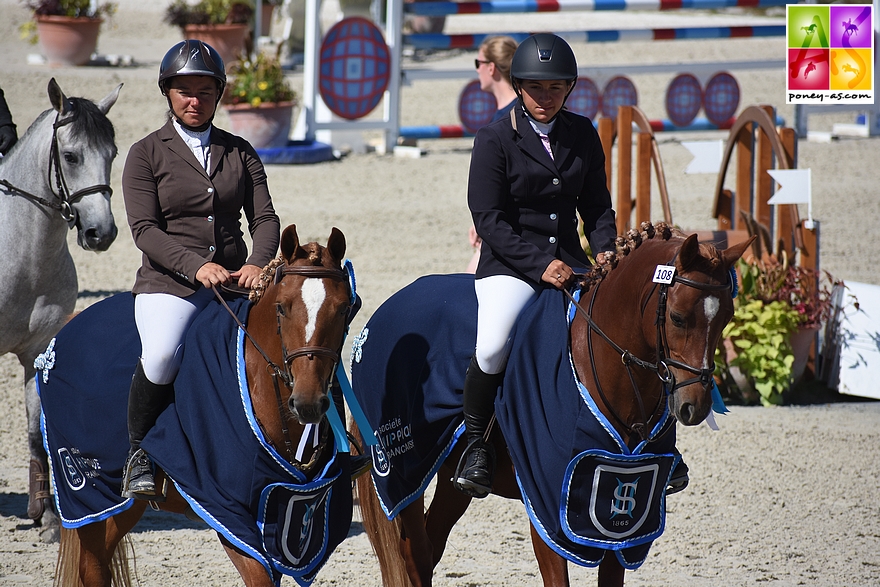 Edelweiss Williams sous la selle de Sophie Mavrocordato et Elastic d'Audes monté par Elodie Millavaud, champion ex aequo des 4 ans C - ph. Poney As