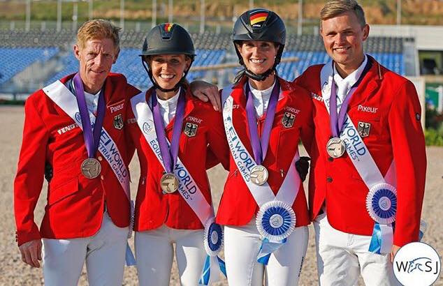 De gauche à droite, Marcus Ehning, Laura Klaphake, Simone Blum et Maurice Tebbel, médaillés de bronze à Tryon - ph. coll.