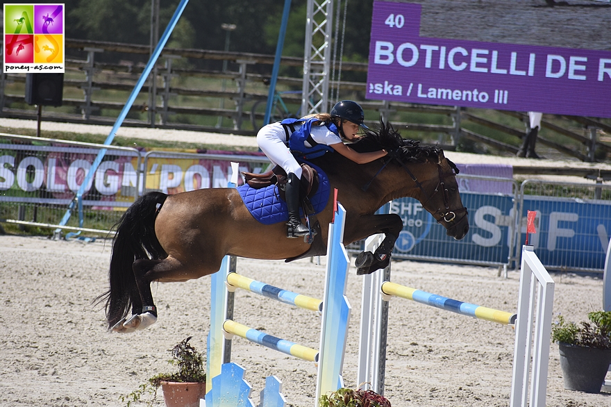 Charlotte Slosse s'élancera dans le Grand Prix de Fontainebleau avec ses deux poneys, dont le 7 ans Boticelli de Rohan - ph. Poney As