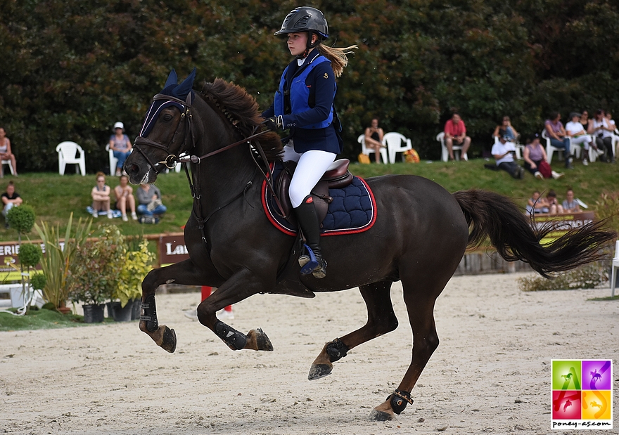 Avec Okay de Marlau, Colombine Dupille remporte le Grand Prix As Excellence de Mantes-la-Jolie - ph. Poney As