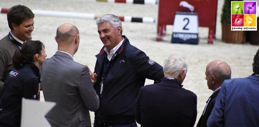 Le sélectionneur national Olivier Bost avec les hommes de pistes - ph. Poney As