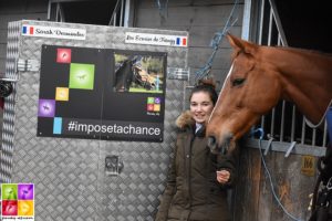 Sarah Desmoules, ambassadrice Poney As, à côté de sa jument Une Chance avec qui elle participait au CSI Amateur B du Mans en décembre - ph. Poney As