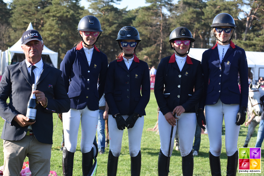 Romane, Jeanne, Emma et Ilona montent sur la deuxième marche du podium - ph. Poney As