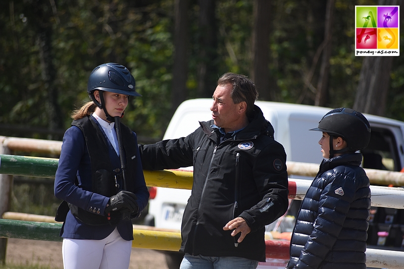 Sarah Desmoules et Morgane Caffet avec leur coach Rodrigue Desmoules - ph. Poney As