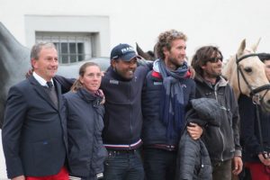 Emmanuel Quittet aux côtés des coachs des cavaliers - ph. Léa Fayol