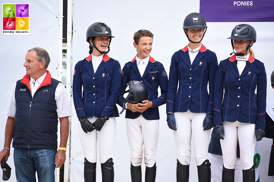 L'équipe de France monte sur la deuxième marche du podium - ph. Poney As