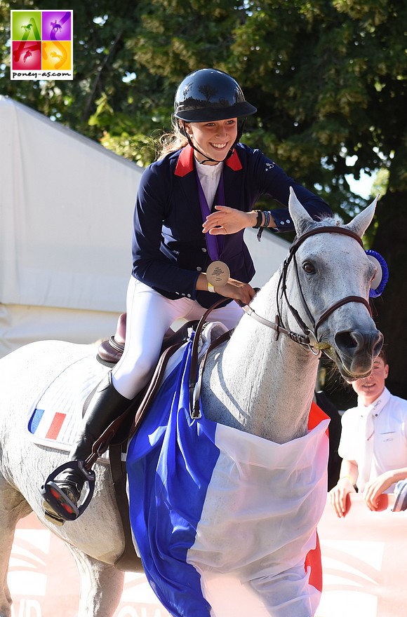 Ilona et Callas sont médaillées de bronze de la finale individuelle de CSO - ph. Poney As