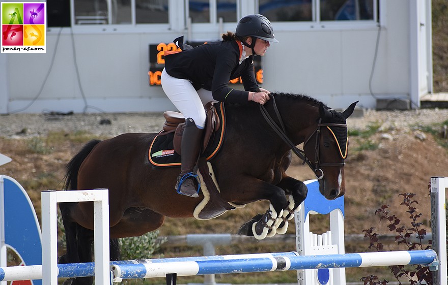 Louane Morichon Navelet et Appy Dame Vincou, sans-faute, se classent 2e derrière Camille Beaumont et Valorys d’Epona – ph. Poney As