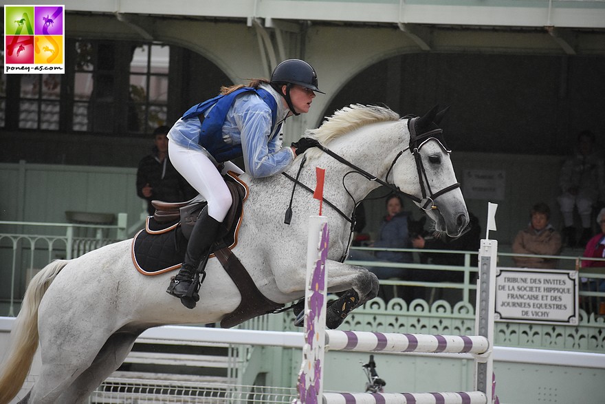 Maurine Bineau et Volcan du Marais s'imposent dans le petit Grand Prix - ph. Poney As