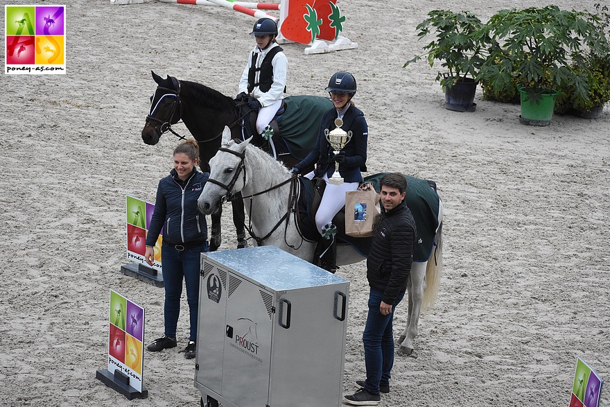 Grâce à sa victoire dans l'épreuve phare, Eponine Saunier repart avec une grande malle offerte par Lucie et Etienne Proust - ph. Poney As