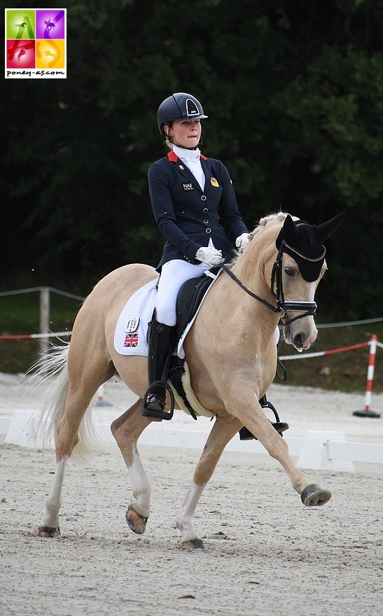 Le couple Britannique Annabella Pidgley et Cognac IX s’offre la victoire dans l’Individuelle – ph. Poney As