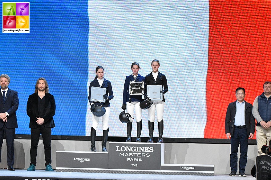 Deux tricolores sur le podium du premier Pony Masters de Paris : Jeanne Hirel, la gagnante et Romane Orhant, classée 3e - ph. Marine Delie