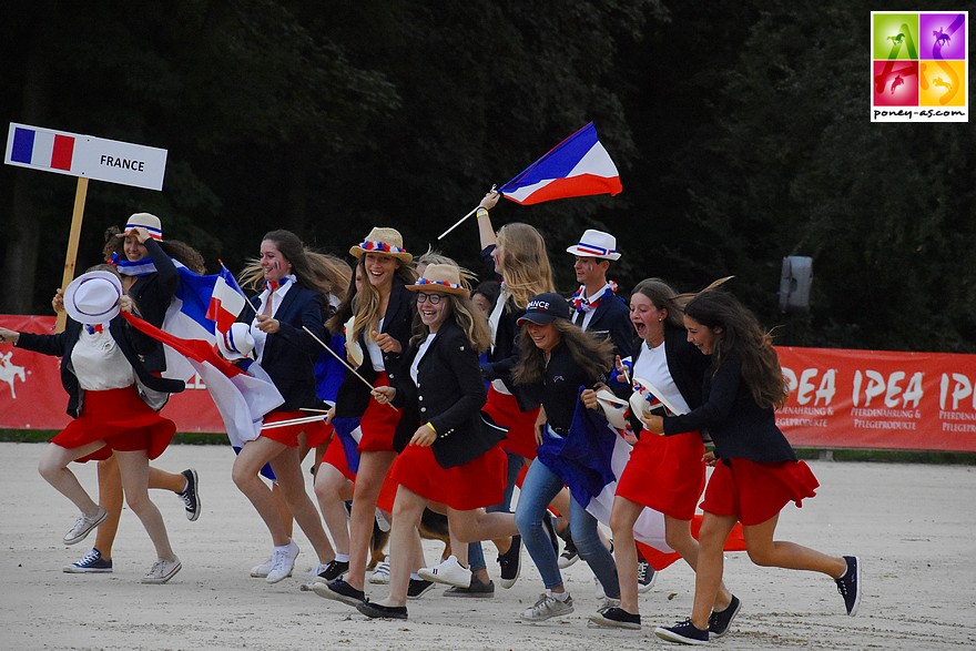 L'équipe de France lors de la cérémonie d'ouverture des championnats d'Europe de Strzegom en 2019 - ph. Poney As