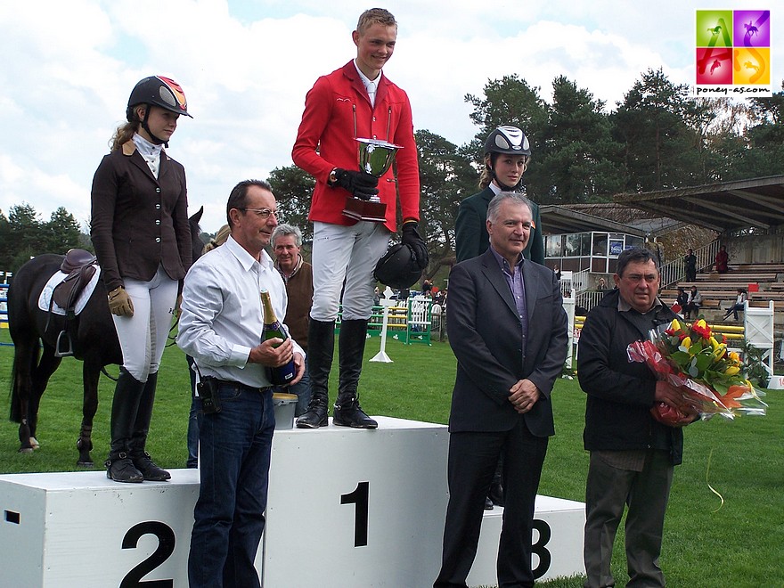 L'Allemand Maurice Tebbel remporte le Grand Prix du CSIOP en 2009 en selle sur Giovanni - ph. Poney As