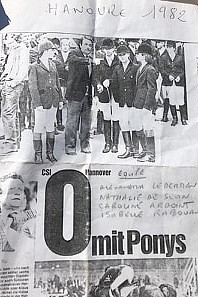 CSIP Hanovre 1982 : Alexandra Ledermann, à droite, écoute les conseils de Roger Bost, alors entraineur national de l'équipe de France Poneys. A ses côtés : Nathalie de Sevin, Caroline Ardoint et Isabelle Rabouan – ph. coll. privée