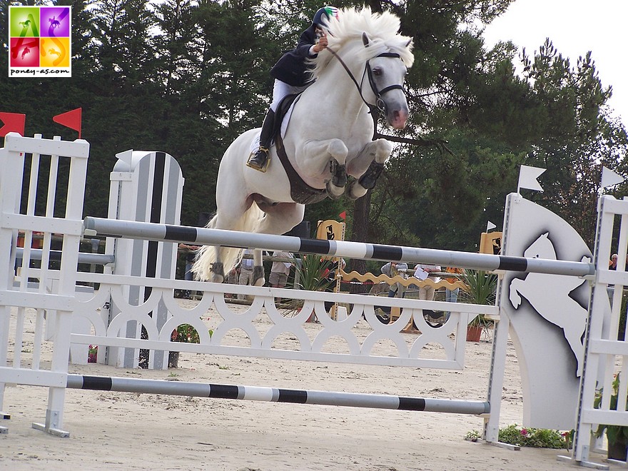 Filippo Marco Bologni et Dexter Leam Pondi sur la sortie de triple - ph. Poney As