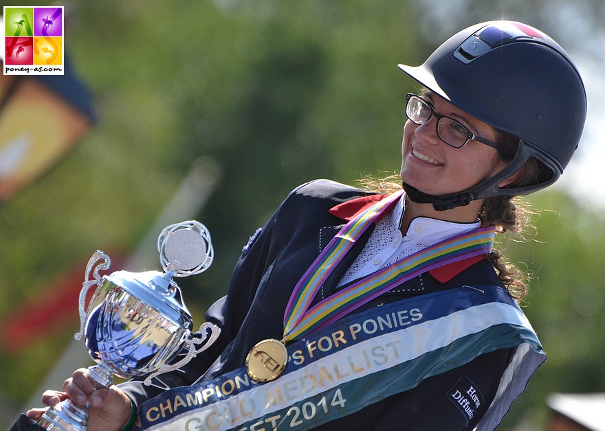 Déjà gratifiée d'une médaille d'or par équipe, Ninon Castex s'est aussi offert le titre individuel de championne d'Europe. La première de l'histoire - ph. Poney As