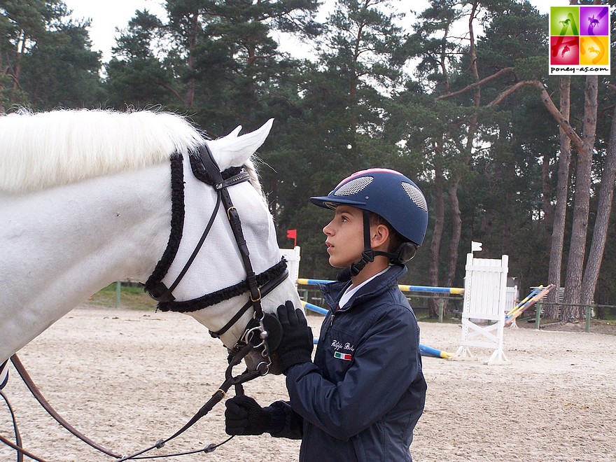 Moment de complicité entre Filippo Marco Bologni, alors âgé de 13 ans et l'étalon Connemara Dexter Leam Pondi - ph. Poney As