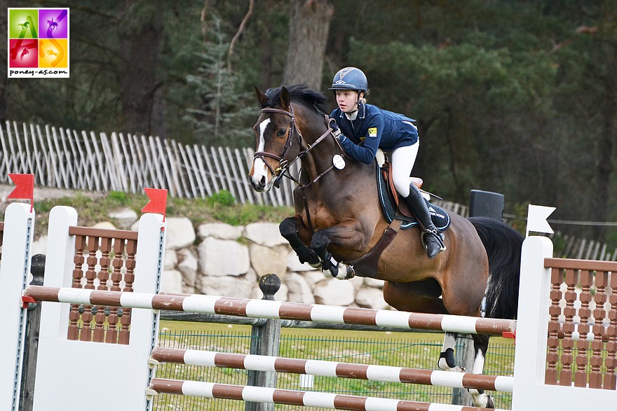 La Britannique Millie Allen en selle sur Song Girl remportent le Grand Prix du CSIOP en 2012, puis la finale individuelle des championnats d'Europe - ph. Poney As