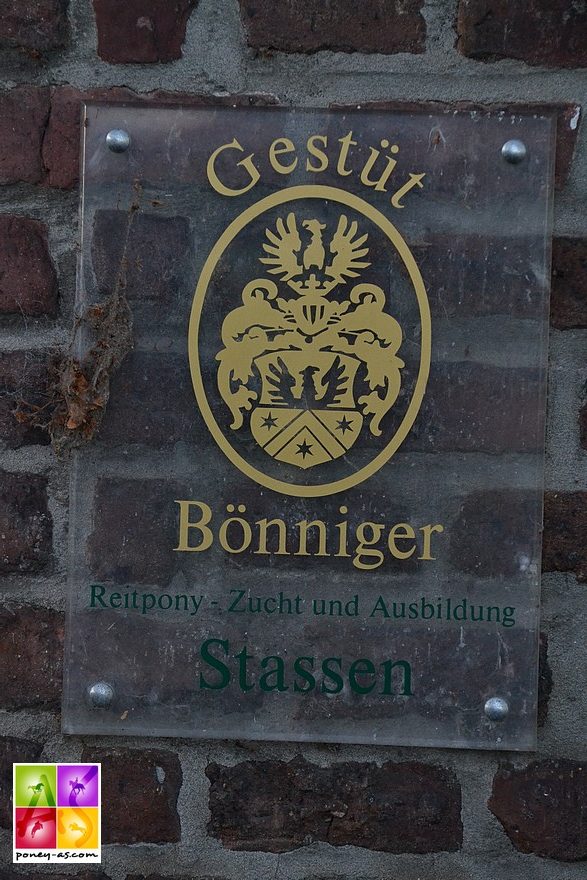 La petite distinction en arrivant à l'élevage : « Gestüt Bönniger » - ph. Poney As