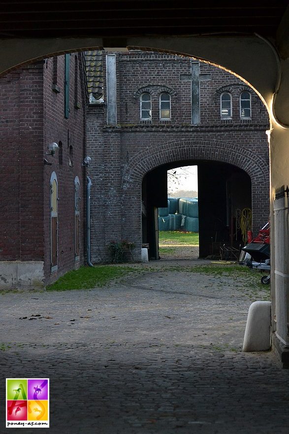 Beaucoup d'émotion à l'arrivée. A l'intérieur de ce fort coule près de cinq décennies d'histoire de poneys de dressage de très haut niveau - ph. Poney As