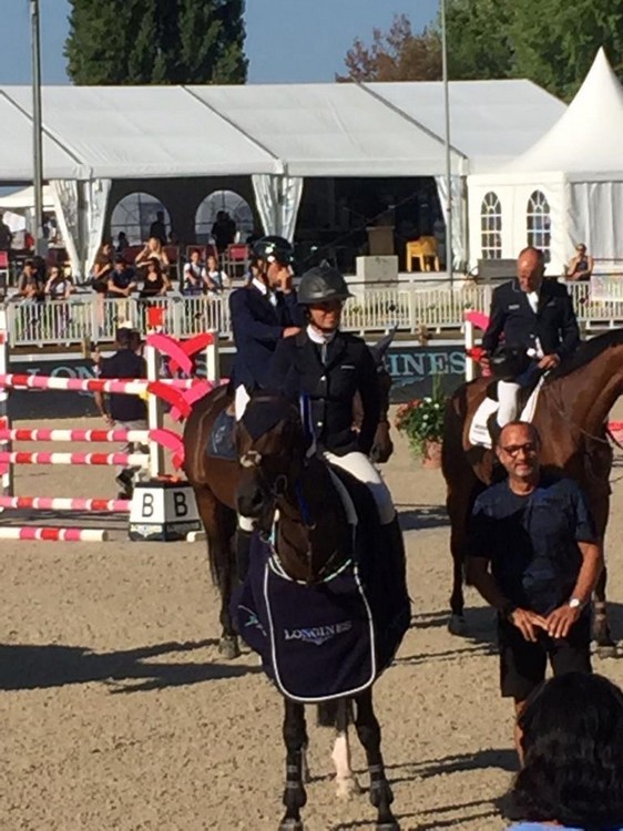 Julia Dallamano signant une victoire avec Umea de Pleville au CSI 5* de Lausanne. Elle est accompagnée à la remise des prix de son père qui partage sa passion - ph. coll. privée