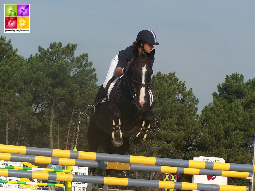 Lors de la warm-up des championnats d'Europe de Saumur en 2006. Julia Dallamano et Black Devil termineront médaillés de bronze par équipe après avoir été sacrés vice-champions d'Europe en individuel à Jaszkowo en 2004 - ph. Poney As