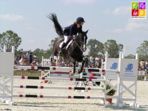 Julia Dallamano et Black Devil lors des championnats de France de Lamotte-Beuvron où ils décrochent l'or - ph. Poney As