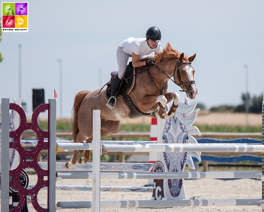 Divine Meniljean, petite-fille de la célèbre Vicky, déjà 3e de la finale des 6 ans l’an passé, remporte de très belle manière le Grand Prix Future Elite 7 ans sous la selle de Valérie Rohmer – ph. Marine Delie