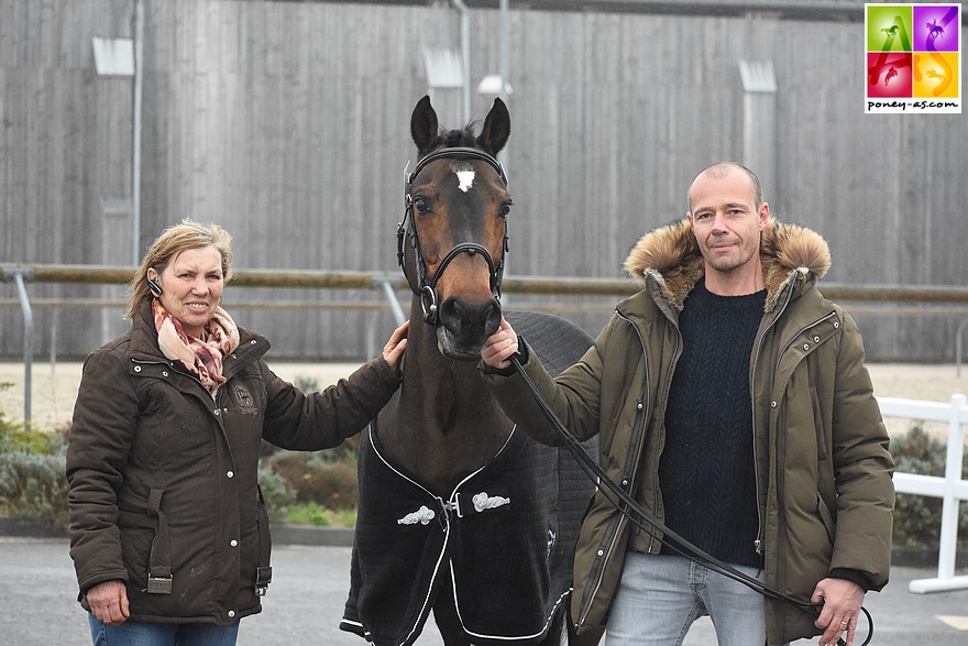 O Ma Doué Kersidal, entouré de son éleveuse Françoise Galès Loiseau et de son propriétaire Eddy Gualtieri lors du dernier Salon des étalons de Saint-Lô – ph. Poney As 